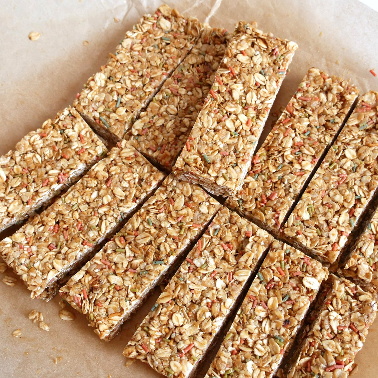 Video on how to make no-bake spiced sprinkle granola bars! 